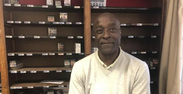 photo derrière le comptoir de max-olivier da piedade, le présentoir du tabac presse le petit nègre est réduit à peau de chagrin. &copy; ouest-france