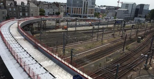 photo longue de 130 m de long, la future passerelle de la gare saint-laud sera mise en service en janvier prochain. &copy; photo alter