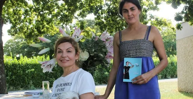 photo à gauche, régine montoya, directrice de la scène nationale 61, et amandine laïk, responsable de la communication, préparent la distribution du précieux livre de présentation des spectacles de la saison 2019-202. &copy; ouest-france.