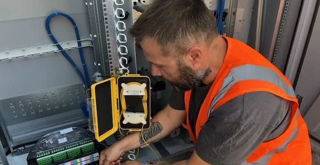 photo chaque brin de fil parvenant aux plateaux optiques est raccordé à une fiche de sortie. son signal est testé à plusieurs reprises. &copy; ouest-france