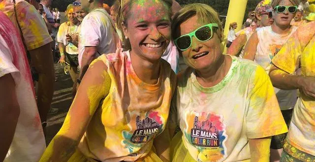 photo a l'arrivée, le jaune domine pour ces deux participantes. &copy; ouest-france