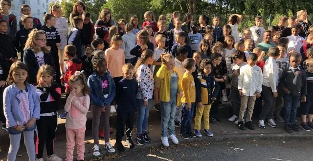 photo les élèves de l’école jean-de-la-fontaine à alençon ont effectué une rentrée en chansons. &copy; ouest-france