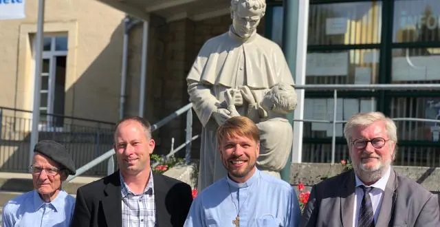 photo henri derouet, prêtre salésien, françois montambault, président de l’association de gestion du lycée giel-don bosco ; benjamin dewitte, nouveau directeur des études du collège et sébastien lerondel, chef d’établissement. &copy; ouest-france