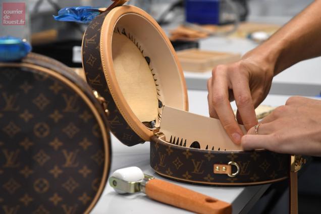 La ministre du Travail inaugure un atelier Louis Vuitton en Anjou