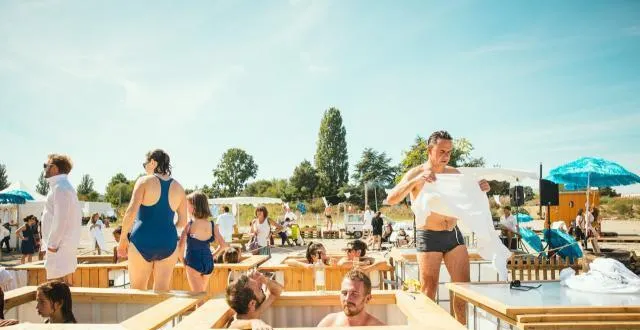 photo voilà ce à quoi il faut s’attendre, sur l’esplanade cœur de maine, le week-end du 6 au 8 septembre ! « bains publics », par la compagnie trois points de suspension et le groupe dakota. &copy; chereau