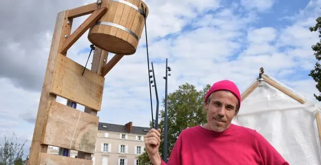 photo antoine frammery, comédien genevois du collectif 36 15 dakota, participe à la performance des bains publics, lors du festival des accroche-cœurs. &copy; ouest-france