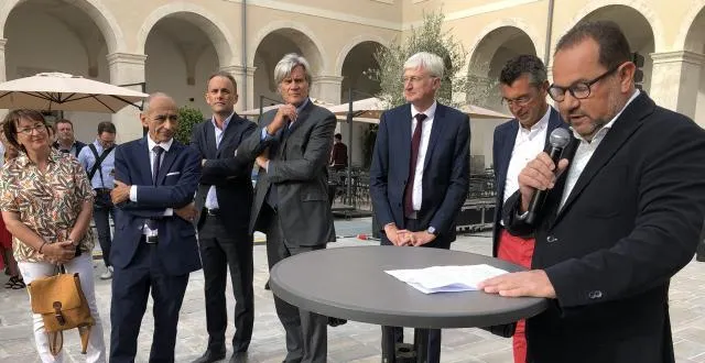 photo inauguration de la visitation : christophe billot (au micro), franck artuit, dominique le mener, stéphane le foll, christophe barillé (sté françois 1er), nicolas quillet et marietta karamanli (députée). &copy; ouest-france