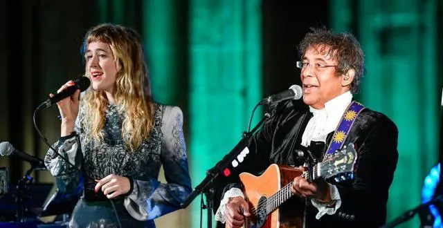 photo laurent voulzy avec la chanteuse-harpiste naomi greene, en concert au mont-saint-michel. &copy; julien zannoni