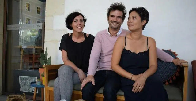 photo amélie gassano, ainsi que mathieu et marie fleury, accueillent la clientèle à la boutique-salon de thé au cœur des artistes, à la visitation. &copy; ouest-france