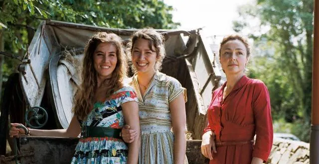 photo jean-paul moncorgé (ici à droite, aux côtés de grégori derangère), petit-fils de jean gabin, joue dans le premier long-métrage réalisé par sa mère. &copy; d.r.
