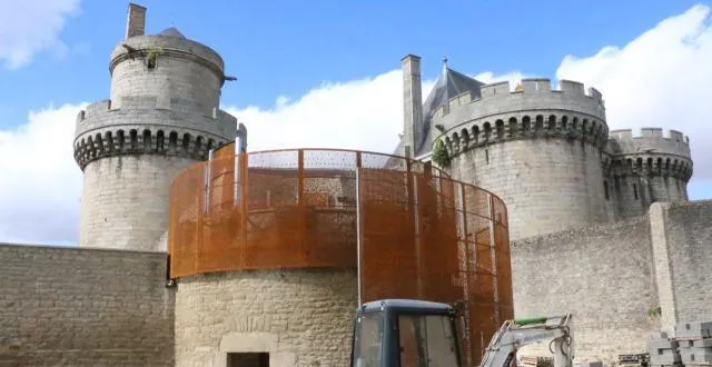 photo le mélange moderne et ancien donne une lecture contemporaine du site. &copy; ouest-france