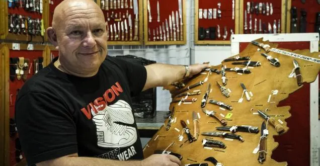 photo le mans, mercredi 11 septembre 2019. vincent chapelat et sa femme ont roulé depuis l’auvergne pour tenter leur chance à la foire du mans. ce spécialiste du couteau installe pour la première fois son stand au centre des expositions. &copy; photo le maine libre – denis lambert