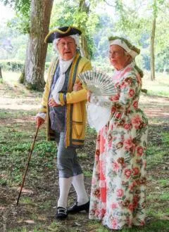 photo la visite se déroule dans le parc du château. &copy; association patrimoine asnières
