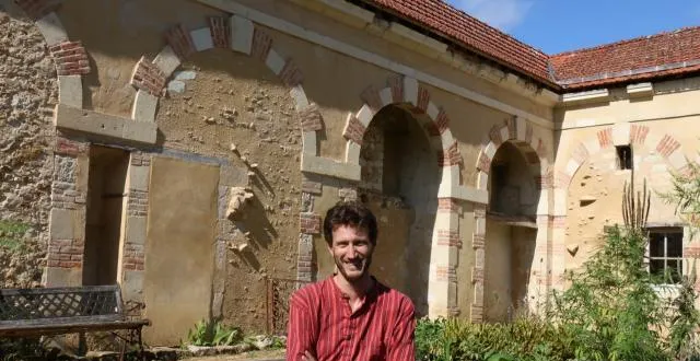 photo derrière l’animateur du site, julien hardy, on distingue les arcades de l’ancien cloître. &copy; ouest-france