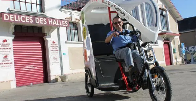 photo pierre escudié à bord de son vélo taxi thouars. &copy; co. arnaud galinat
