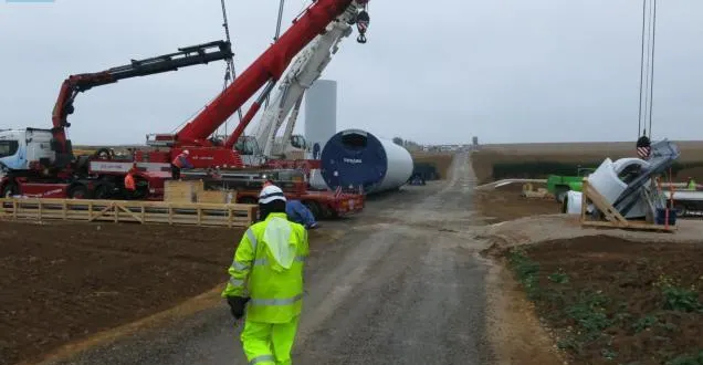 photo conlie. les éoliennes sortent de terre, le financement aussi &copy; la première des cinq éoliennes du parc de la champagne conlinoise de la société quadran, est en cours en montage. le maine libre