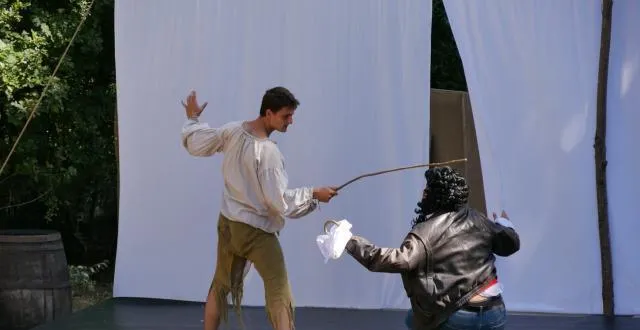 photo olivier debbasch et paul meynieux, alias peter pan et le capitaine crochet, lors d’une représentation de « wendy et peter ». &copy; ouest-france