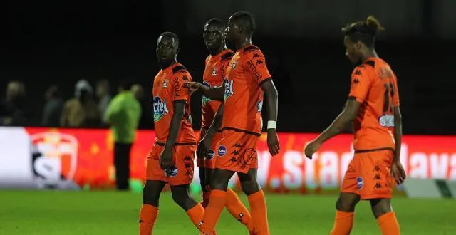 photo suivez en direct le match dunkerque - laval, une affiche de la 10ème journée de national. &copy; jean-françois quinebêche/ouest-france