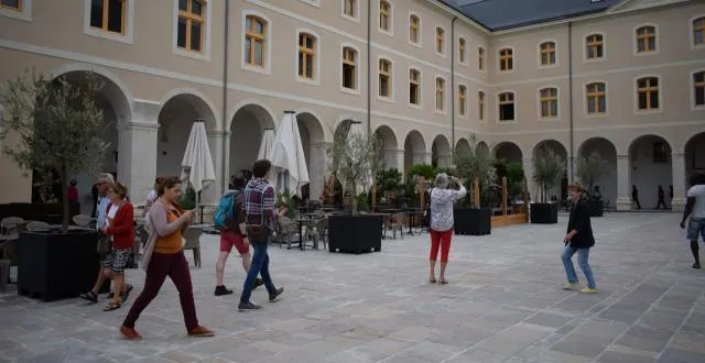 photo les premiers clients de l’espace commercial la visitation ont découvert l’ancien couvent restauré ce mercredi 4 septembre. &copy; ouest-france