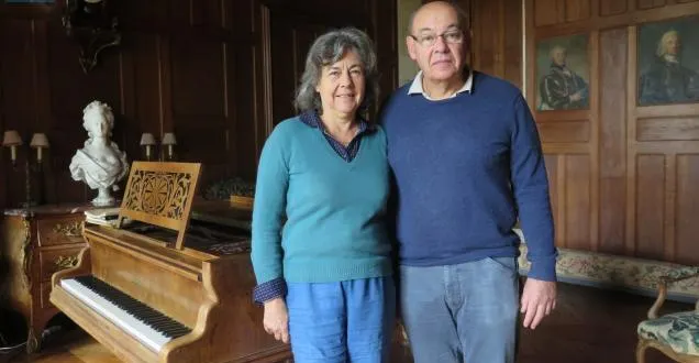 photo tuffé. le château de chéronne se dévoile à la tombée de la nuit