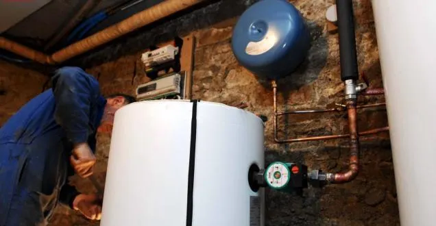 photo angers. le plombier plonge sa main dans le chemisier de sa cliente