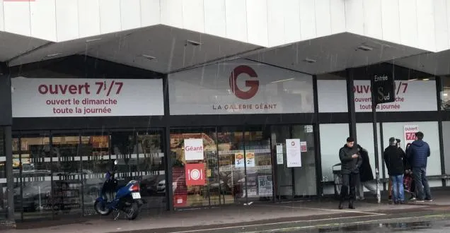 photo angers, dimanche 20 octobre. comme affiché sur la façade, le magasin est bien ouvert le dimanche toute la journée. &copy; co – philippe rubion