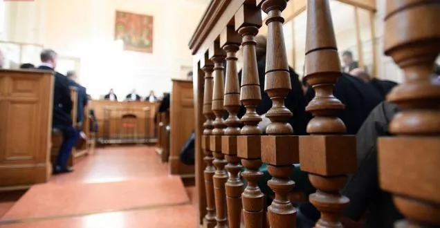 photo maine-et-loire. le youtubeur thierry vigneau boiserie pourrait bien perdre sa ferrari