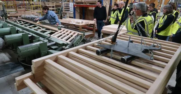 photo la pommeraye, rue du 8-mai, mercredi 30 octobre. les visiteurs ont découvert comment se fabriquait un escalier, de la livraison des matières premières à l’expédition. &copy; co – fabien leduc