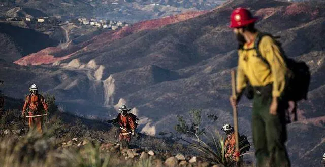 photo les pompiers sont en tenues jaunes mais les détenus restent eux en orange, la couleur traditionnelle des prisonniers. &copy; etienne laurent/maxppp