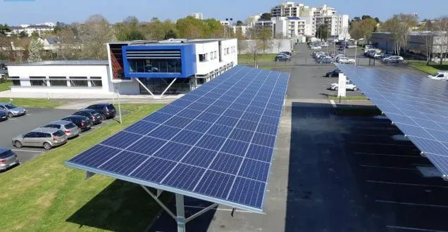 photo le mans. avec les ombrières, on pourra se garer à l’ombre de panneaux photovoltaïques