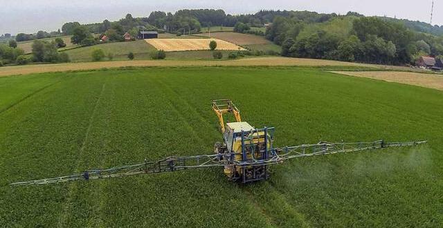 photo epandage de pesticides dans un champ du nord de la france (photo d'illustration).