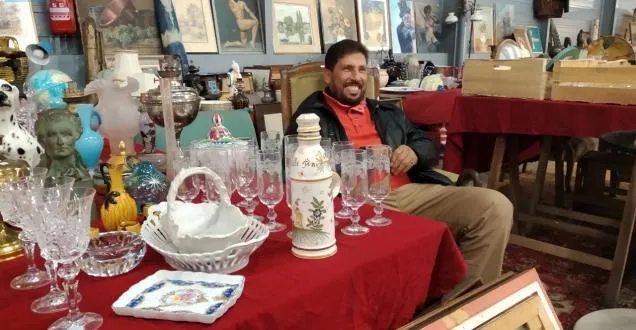 photo le mans. brocanteur, un métier de plus en plus concurrencé par internet