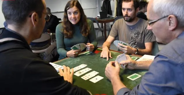 photo deux-sèvres. jouer au bridge pour faire aimer les maths aux collégiens