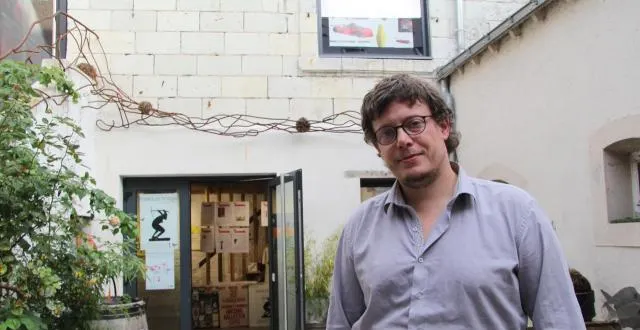 photo françois-rené brunet, le propriétaire de la galerie d’art la corbata rosa, à rochefort-sur-loire. &copy; ouest-france