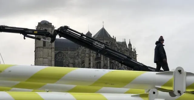 photo une quinzaine d’ouvriers travaillaient à pied d’œuvre dès mardi 12 novembre, place des jacobins, pour monter la grande roue au mans. &copy; ouest france