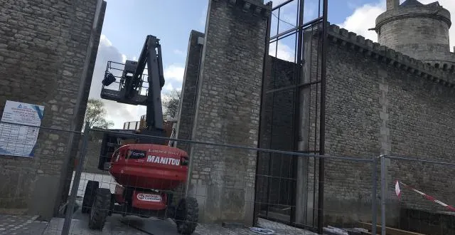 photo la première porte en acier du parc des ducs d’alençon a été installée. &copy; ouest-france