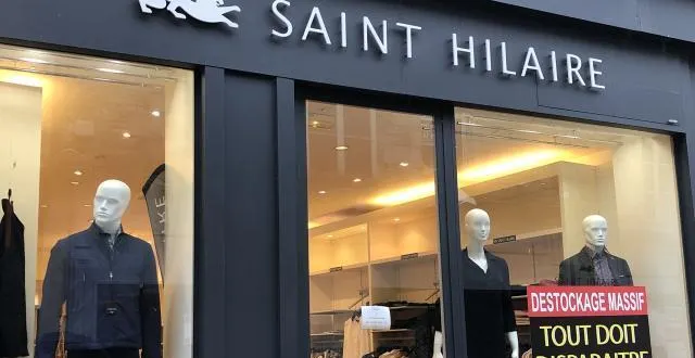 photo rue aux sieurs, une affiche apposée sur la vitrine annonce la liquidation de la collection hiver. &copy; ouest-france