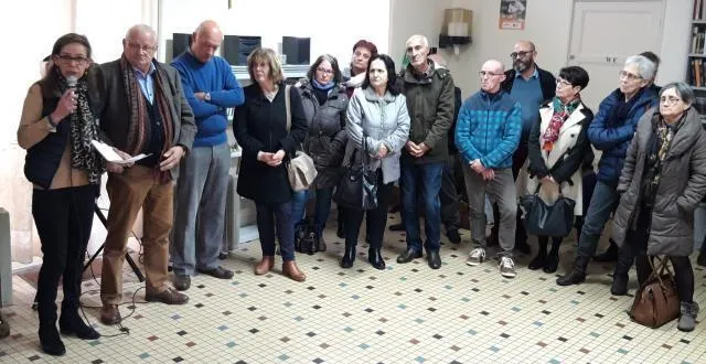 photo au micro, catherine charpy référente de l’espace saint-pierre, entourée de dominique douchy, président de la section locale du secours catholique et de nombreux bénévoles. &copy; ouest-france
