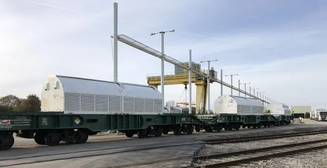 photo trois emballages de combustibles usés (soit 6,7 t) sont arrivés ce mercredi au terminal ferroviaire de valognes. &copy; orano