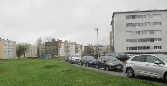 photo l’emplacement de l’ancien immeuble dit de la banane où seront implantés dix logements ainsi que l’aménagement d’une sortie vers l’avenue lemeunier de la raillère. à droite l’immeuble du foyer de jeunes travailleurs et les services sociaux du département. les travaux devraient débuter au 2e semestre 2020. &copy; ouest-france