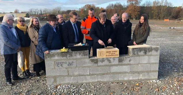 photo ruaudin. maine street : une première pierre posée et des enseignes dévoilées