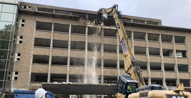 photo mercredi 16 octobre 2019, l’ancienne cité administrative du mans a reçu ses premiers coups de pinces métalliques de sa déconstruction qui aura duré 30 jours. &copy; ouest-france