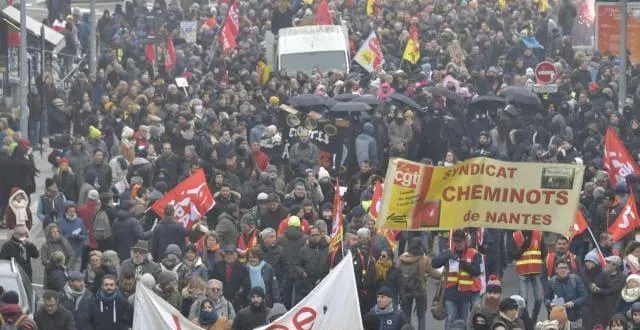 photo au moins 20 000 personnes participent à la manifestation, ce jeudi 5 décembre, à nantes. &copy; jérôme fouquet / ouest-france