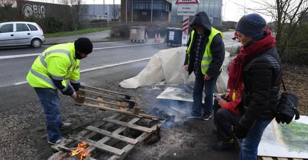 photo angers. à biopole, le piquet de grève tient bon contre la réforme des retraites