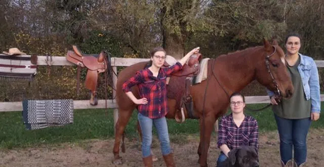 photo les trois étudiantes du lycée espèrent partager leur passion pour l’équitation western avec le plus grand nombre. &copy; ouest-france