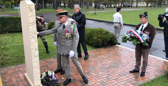 photo des gerbes ont été déposées au pied du monument. au premier plan, le colonel calvez, chef de corps du 2e rima. &copy; ouest france