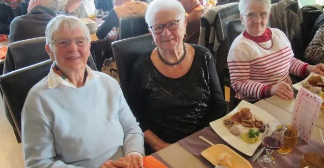 photo cholet. les petits frères des pauvres partagent un repas de noël en vendée