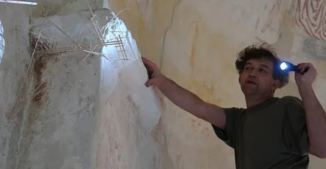 photo saumurois. les œuvres miniatures de paul tieman peuplent l’ermitage saint-jean