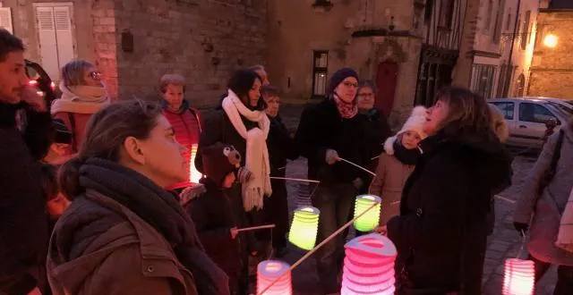 photo l’histoire de la cité plantagenêt à la lueur des lampions, pour ajouter une touche de magie et de mystère à la visite. &copy; ouest-france