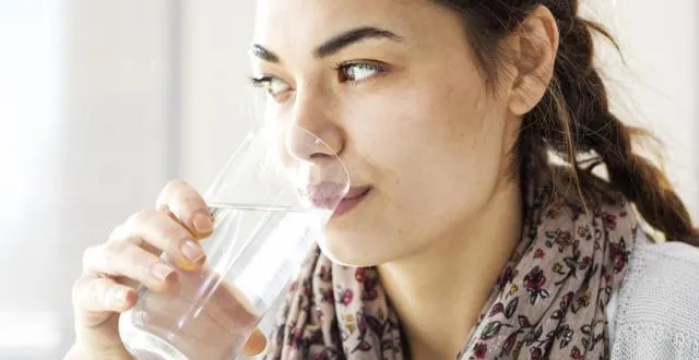 photo ne plus boire une seule goutte d’alcool durant tout le mois de janvier après les excès des fêtes, c’est la campagne dry january ou défi de janvier. &copy; photo : sebra / stock.adobe.com